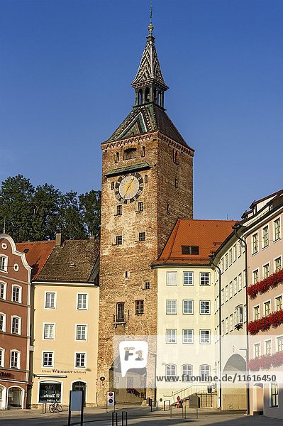 Mittelalterliches Stadttor  Schmalzturm oder schöner Turm  Hauptplatz  Landsberg am Lech  Oberbayern  Bayern  Deutschland  Europa