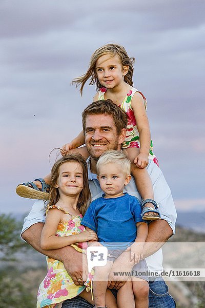 Vater mit drei kleinen Kindern  Windhoek  Khomas  Namibia  Afrika