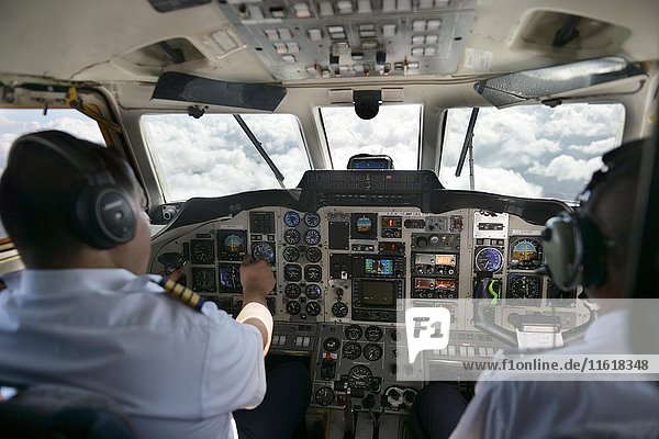 Pilot und Kopilot steuern das zweimotorige Propellerflugzeug British Aerospace Jetstream 3200  Dominikanische Republik  Mittelamerika