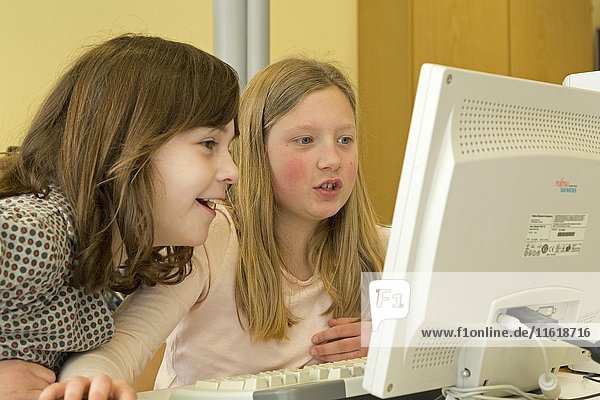 Grundschülerinnen arbeiten im Computerraum  Niedersachsen  Deutschland  Europa