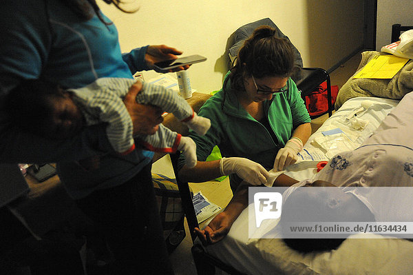 Reportage über Freiwillige der französischen Wohltätigkeitsorganisation Gynäkologen ohne Grenzen   die in Flüchtlingslagern in der Nähe von Calais in Nordfrankreich arbeiten. Einsetzen eines empfängnisverhütenden Implantats.