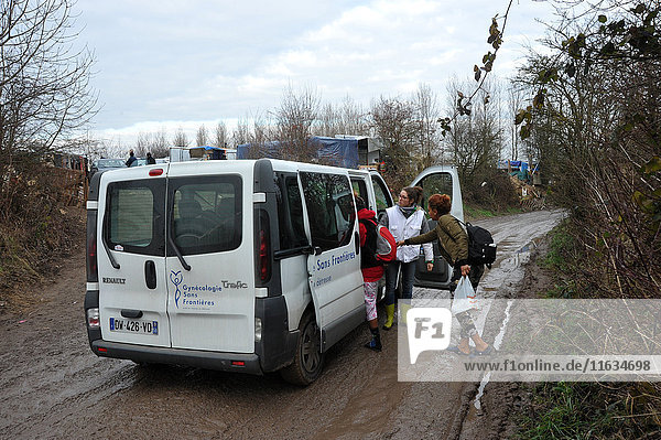 Reportage über Freiwillige der französischen Wohltätigkeitsorganisation Gynäkologen ohne Grenzen   die in Flüchtlingslagern in der Nähe von Calais in Nordfrankreich arbeiten. Hebammen bringen Frauen zum Duschen.