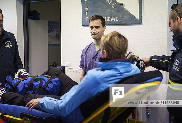 Reportage über einen Bergrettungsarzt  der in den beiden Skigebieten Carroz und de Flaine in Haute-Savoie  Frankreich  arbeitet. Er behandelt Skifahrer und Snowboarder  die sich auf der Piste verletzt haben. Ein verletzter Patient wird nach einem Ski-Unfall vom medizinischen Team versorgt.
