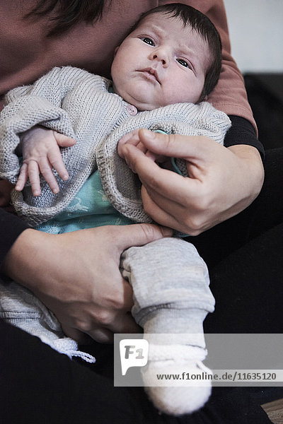 Reportage über eine Hebamme in Lyon  Frankreich. Ein 2 Wochen altes Baby mit seiner Mutter.