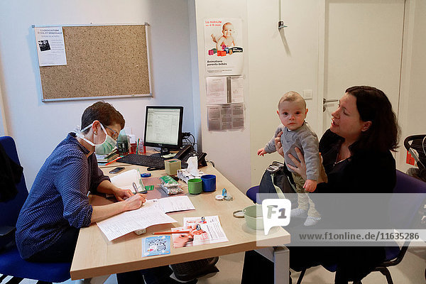 Reportage in einem französischen Mütter- und Kinderschutzzentrum in Châteaubriant  Frankreich. Konsultation mit einem Kinderarzt.