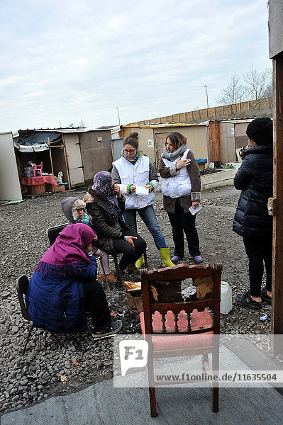Reportage über Freiwillige der französischen Wohltätigkeitsorganisation Gynäkologen ohne Grenzen   die in Flüchtlingslagern in der Nähe von Calais in Nordfrankreich arbeiten. Hebammen auf der Suche nach Patienten.