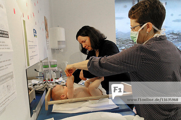 Reportage in einem französischen Mütter- und Kinderschutzzentrum in Châteaubriant  Frankreich. Konsultation mit einem Kinderarzt. Messung der Länge des Babys.