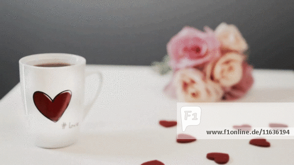 Tasse Kaffee mit Herzen und Blumen 2