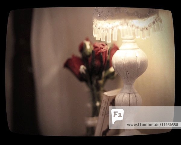 Puppenfigur einer sich ausschaltenden Männerhand neben einer Lampe  Stop-Motion-Effekt