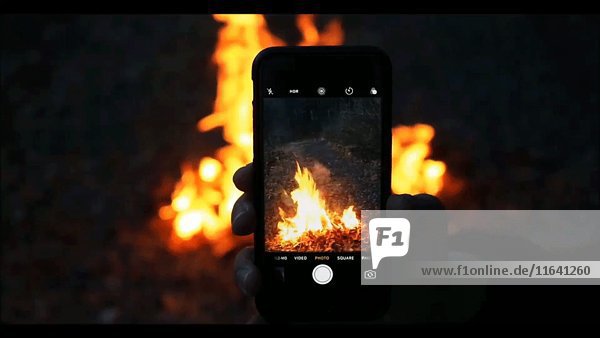Lagerfeuer bei Nacht mit dem iPhone betrachtet