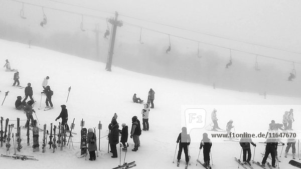 Skifahrer  die sich an einem verschneiten Tag in der Nähe des Skilifts ausruhen