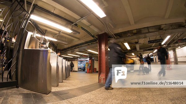Zeitrafferaufnahme einer Menschenmenge  die sich durch eine U-Bahn-Station bewegt  New York City  New York  USA