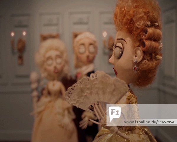 Groteske Puppenfigur der Zombie-Marie Antoinette  die sich selbst fächelt  Stop-Motion-Effekt