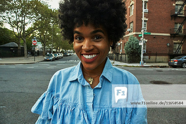 Porträt einer jungen weiblichen Mode-Bloggerin mit Afro-Haaren auf einer städtischen Straße  New York  USA