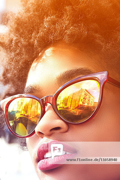Nahaufnahme-Porträt einer jungen weiblichen Mode-Bloggerin mit Afro-Haaren und verspiegelter Sonnenbrille  New York  USA