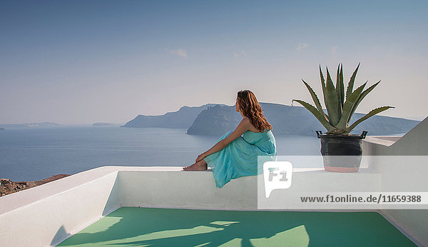 Frau auf der Terrasse mit Blick auf das Meer  Santorin  Kykladen  Griechenland