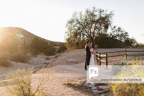 Braut und Bräutigam  in trockener Landschaft  von Angesicht zu Angesicht stehend