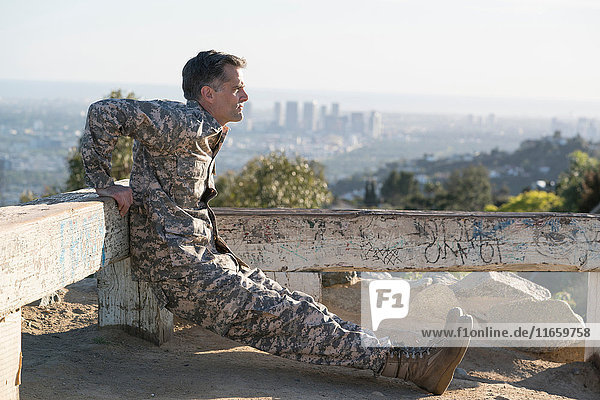 Soldat in Kampfkleidung beim Reverse Push Up  Runyon Canyon  Los Angeles  Kalifornien  USA