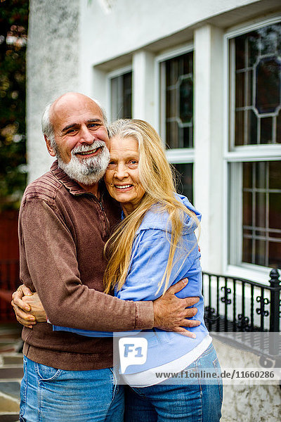 Porträt eines älteren Paares  das sich umarmt und lächelt