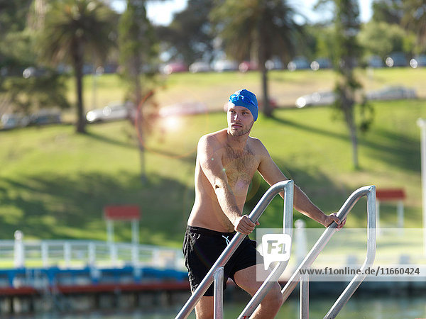 Schwimmer  der auf einer Leiter aus dem Wasser aufsteigt  Eastern Beach  Geelong  Victoria  Australien