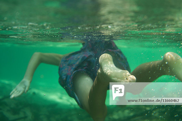 Unterwasseransicht eines schwimmenden Teenagers  Econfina Creek  Youngstown  Florida  USA