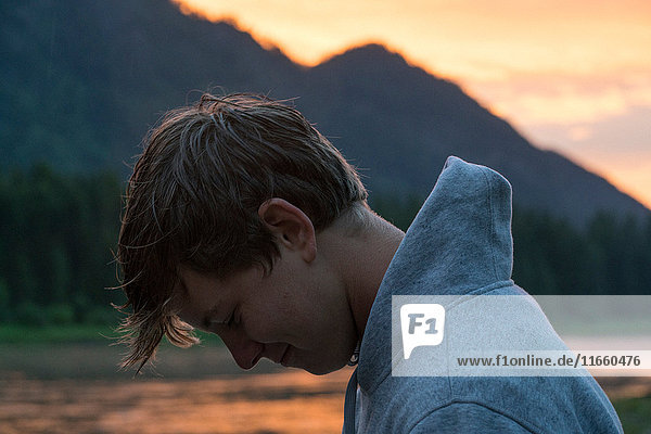 Porträt eines Teenagers am Fluss bei Sonnenuntergang  Washington  USA