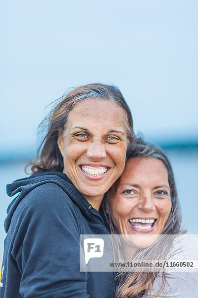 Porträt von zwei reifen Frauen  im Freien  lächelnd
