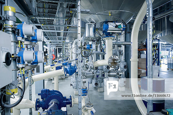 Maschinen und Rohre in einer Ölmischanlage,  Antwerpen,  Belgien,  Europa