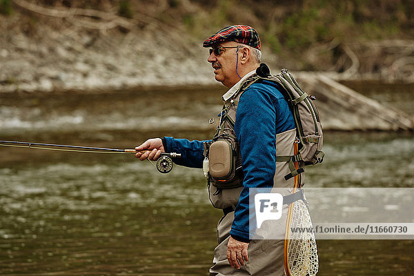 Mann fischt im Fluss