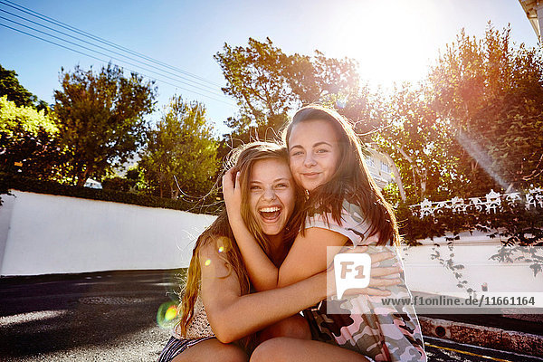 Teenager-Mädchen haben Spaß in einer Wohnstraße  Kapstadt  Südafrika