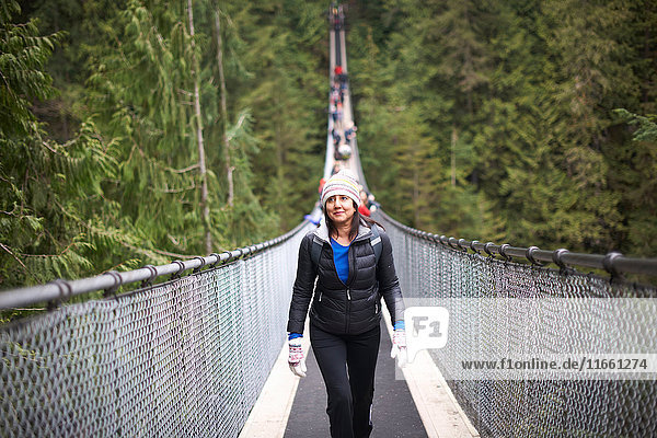 Frau geht über die Capilano-Hängebrücke  Vancouver  Kanada