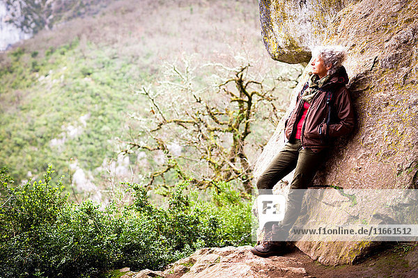 An einen Felsen gelehnte Frau  die den Blick abwendet  Bruniquel  Frankreich
