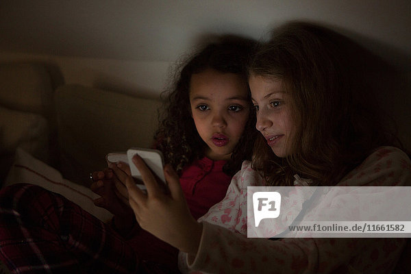 Pyjamaparty für Mädchen mit Smartphones