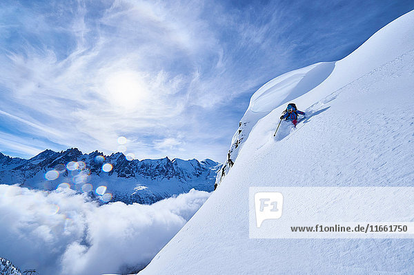 Frau beim Skifahren an steilen Berghängen in den Schweizer Alpen  Gstaad  Schweiz