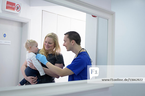 Zahnarzt prüft Kinderzähne in der Zahnchirurgie
