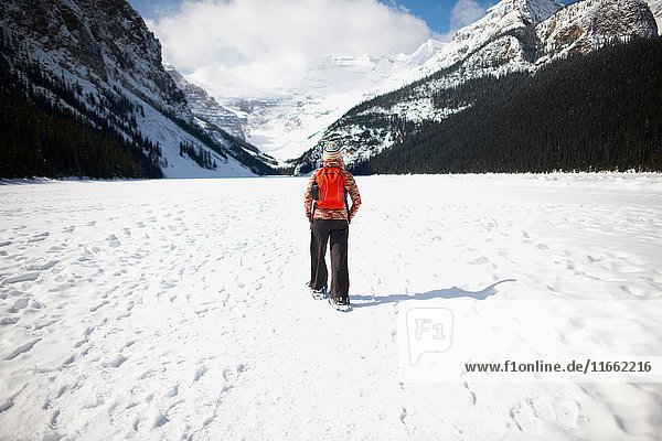 Wanderer mit Schneeschuhen in schneebedeckter Landschaft Lake Louise Kanada