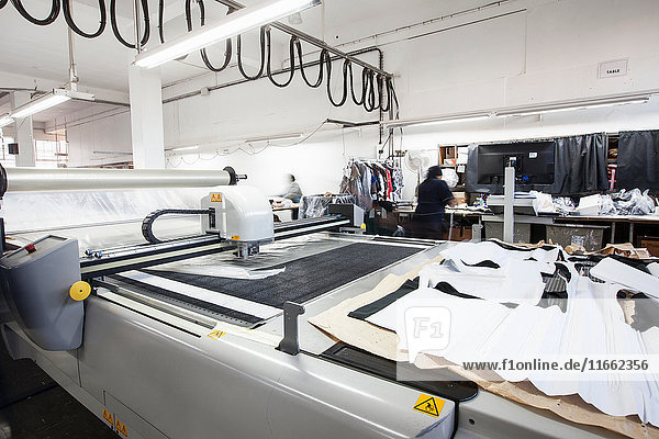 Musterschneidemaschine zum Ausschneiden von Textilien in einer Bekleidungsfabrik