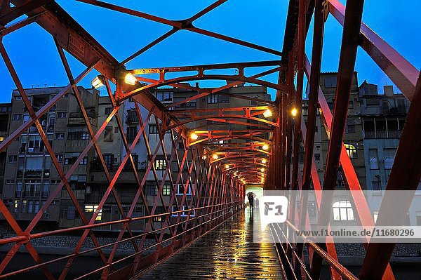 Metal footbridge over the Onyar River  built by Eiffel and Compagny in 1876  Girona  Catalonia  Spain  Europe.
