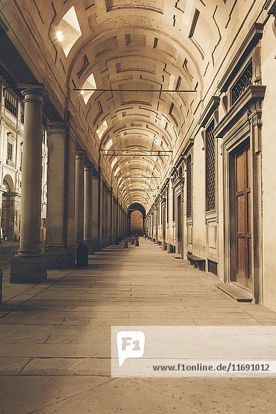 Der Palazzo Vecchio und die Uffizien-Galerie  historisches Gebäude und Kolonnade  die nachts in die Ferne ragen.