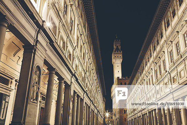 Der Palazzo Vecchio und die Uffizien-Galerie  historisches Gebäude und Kolonnade  die nachts in die Ferne reichen.