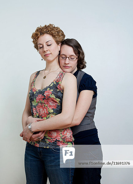 Porträt eines lesbischen Paares bei der Umarmung  Studioaufnahme
