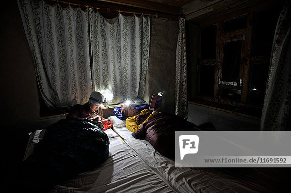 Ehepaar im Zimmer in Schlafsäcken  Yak Kharka  Nepal