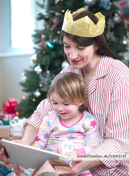 Mutter und Tochter öffnen Weihnachtsgeschenke