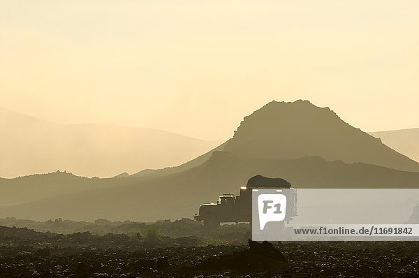 Geländewagen im Gebiet des Vulkans Tolbachik  Halbinsel Kamtschatka  Russland