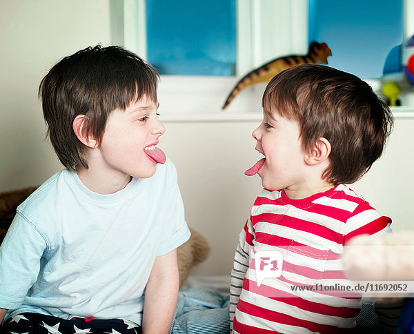 Zwei Jungen mit heraushängenden Zungen