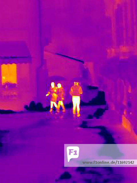 Wärmebild von Menschen auf der Straße