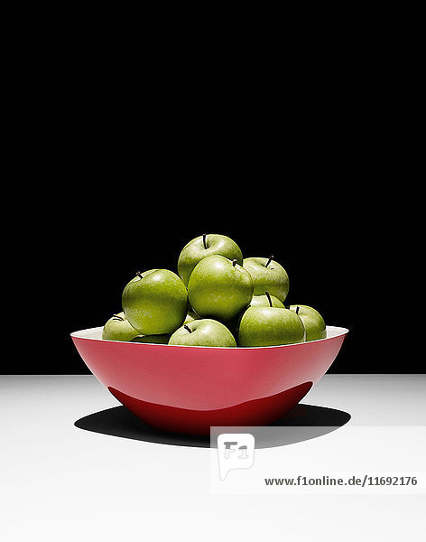 Schale mit grünen Äpfeln auf dem Tisch