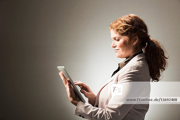 Geschäftsfrau mit Tablet-Computer