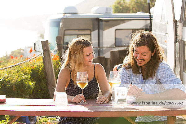 Ehepaar trinkt gemeinsam Wein im Freien