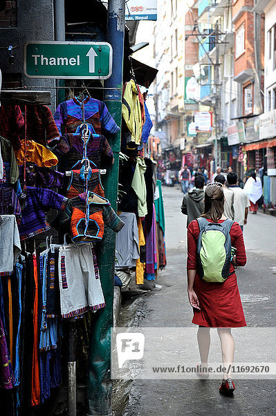 Touristinnen spazieren die Straße Thamel in Kathmandu  Nepal  entlang